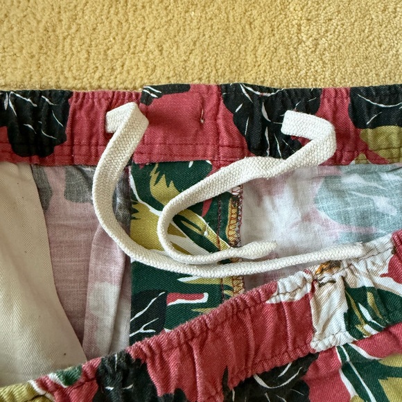 Todd Snyder 7” Casual Short in Red Floral - Picture 6 of 6